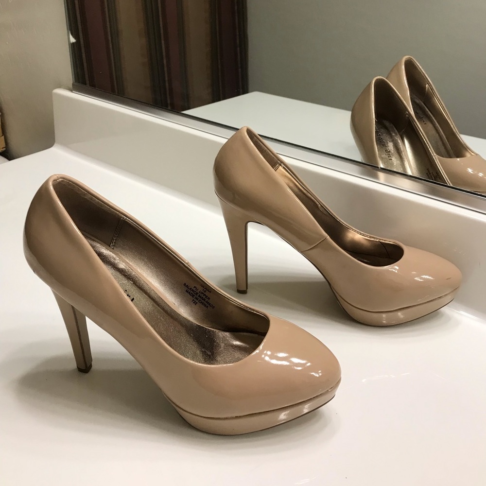 👡PRICE DROP👡 Madden Girl Tan Patent Leather Platform Heels – 10